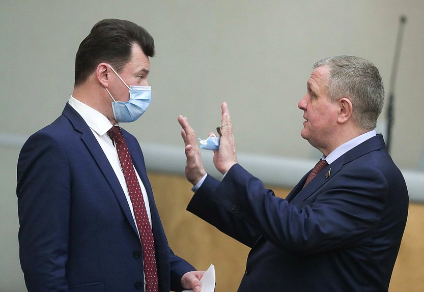 Член Комитета по обороне Роман Романенко и Первый заместитель Председателя Комитета по труду, социальной политике и делам ветеранов Николай Коломейцев
