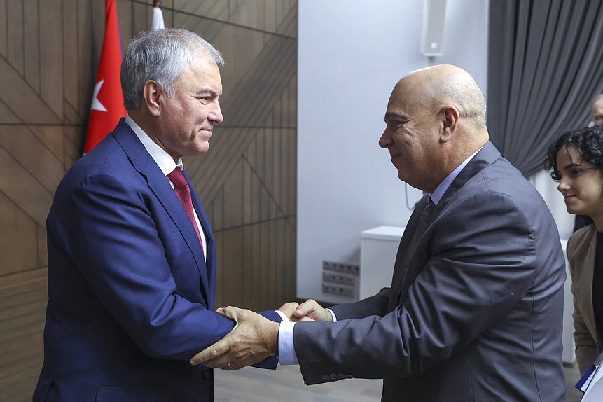 Председатель Государственной Думы Вячеслав Володин и Член Политбюро, Секретарь Центрального Комитета Коммунистической партии Республики Куба по организационным вопросам, депутат Национальной ассамблеи народной власти Республики Куба Роберто Томас Моралес Охеда