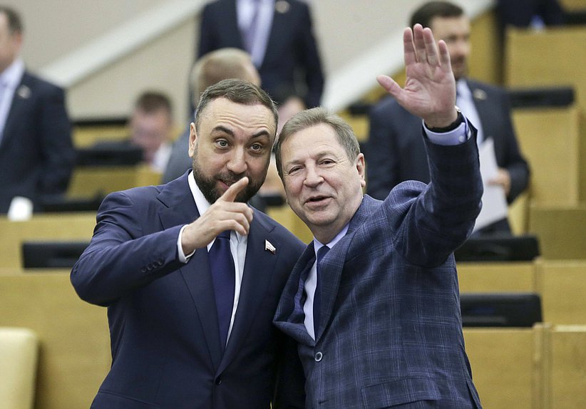 Первый заместитель Председателя Комитета по делам национальностей Шамсаил Саралиев и заместитель Председателя Комитета по природным ресурсам, собственности и земельным отношениям Михаил Кузьмин