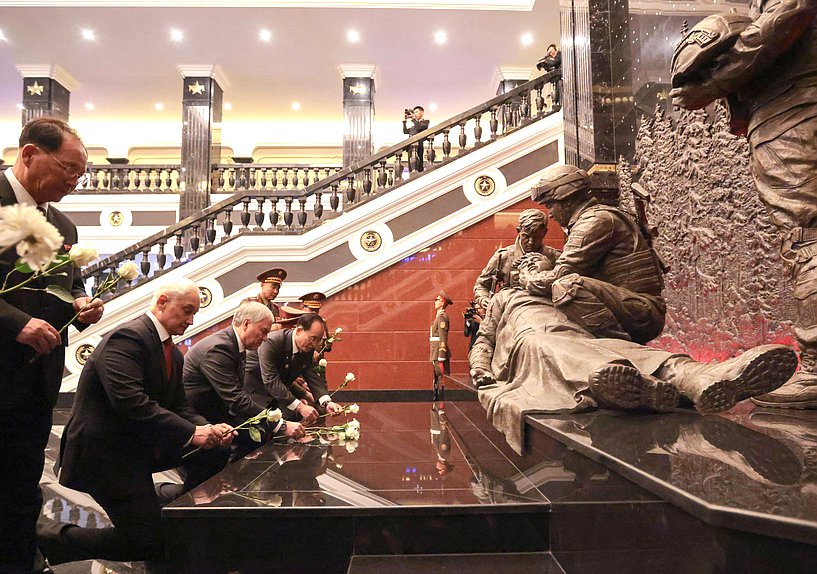 Министр обороны РФ Андрей Белоусов и Председатель Государственной Думы Вячеслав Володин. Церемония открытия Мемориального комплекса и Музея боевых подвигов героев зарубежной военной операции
