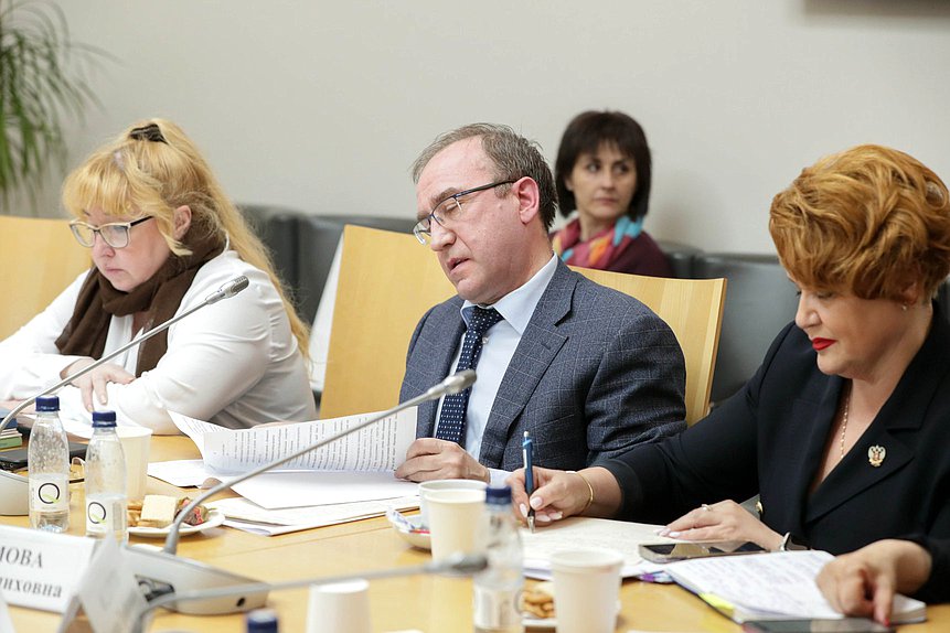 Круглый стол по разработке предложений о внедрении в школьную программу уроков семьеведения Комитета по вопросам семьи, женщин и детей