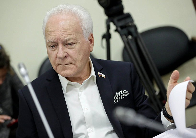 Заместитель Председателя Комитета по государственному строительству и законодательству Анатолий Лисицын