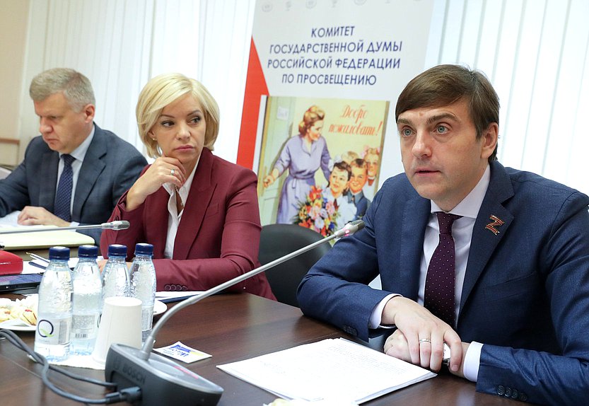 Председатель Комитета по просвещению Ольга Казакова и Министр просвещения РФ Сергей Кравцов
