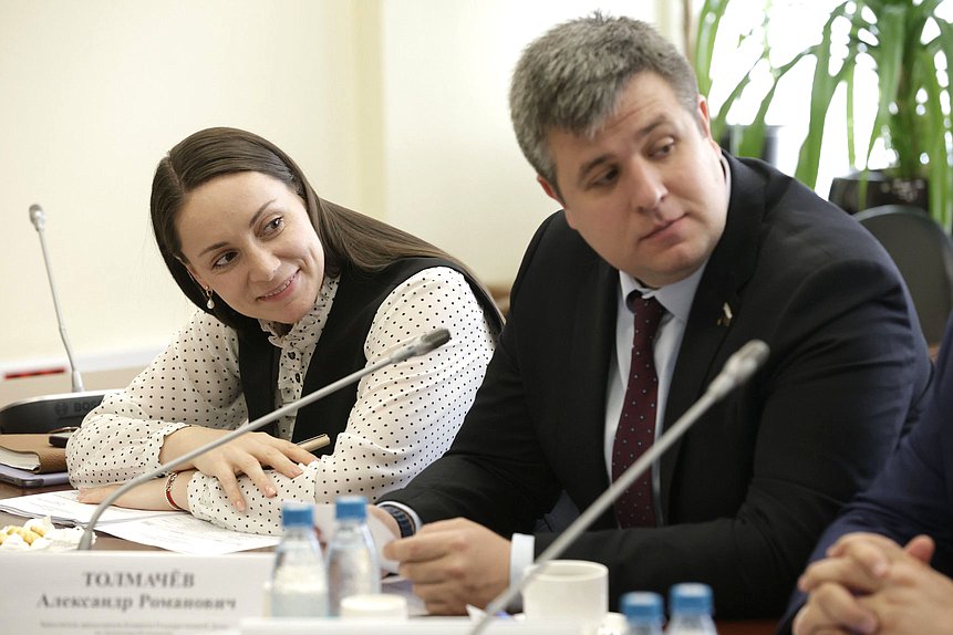 Заместители Председателя Комитета по молодежной политике Юлия Саранова и Александр Толмачёв
