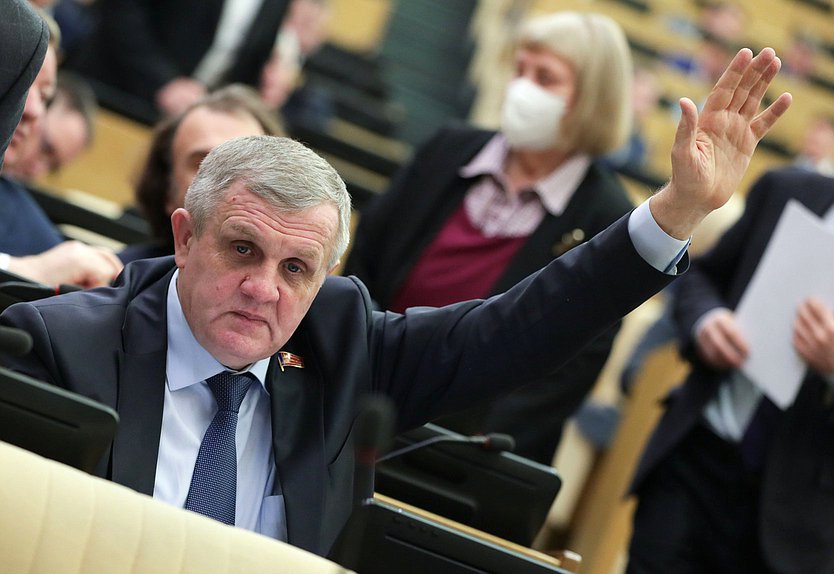 Первый заместитель Председателя Комитета по труду, социальной политике и делам ветеранов Николай Коломейцев