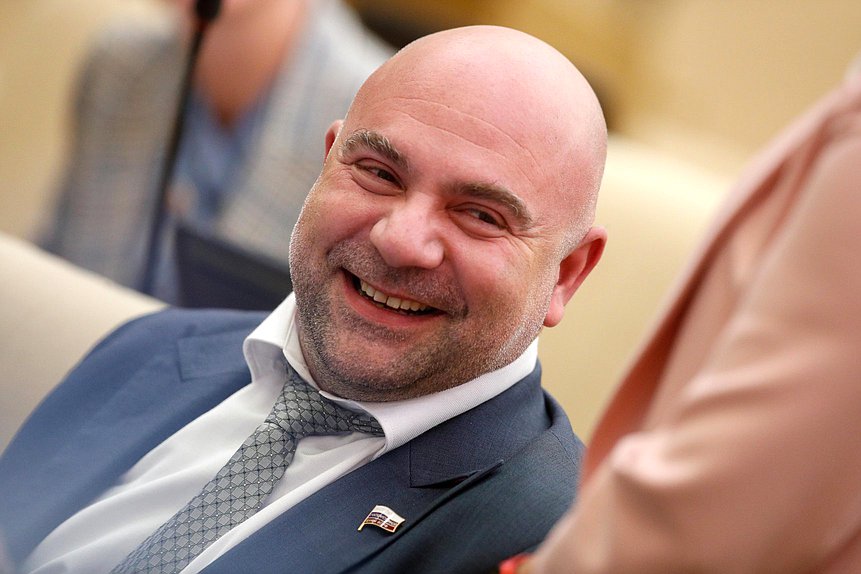 Член Комитета по экологии, природным ресурсам и охране окружающей среды Тимофей Баженов