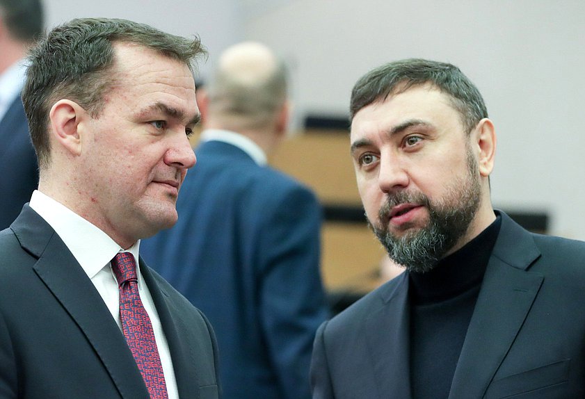 Заместитель Председателя Комитета по аграрным вопросам Николай Гончаров и Первый заместитель Председателя Комитета по международным делам Шамсаил Саралиев