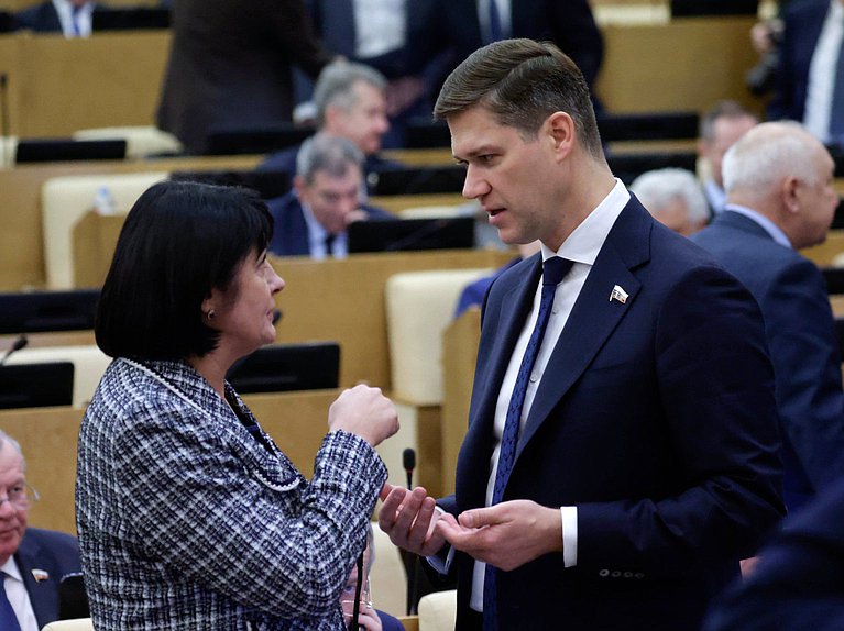 Заместитель Председателя Комитета по туризму и развитию туристической инфраструктуры Татьяна Лобач и заместитель Председателя Комитета по экономической политике Сергей Алтухов