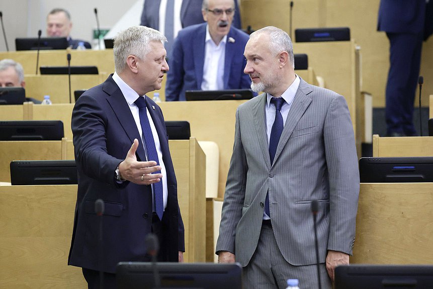 Заместитель Председателя Комитета по государственному строительству и законодательству Дмитрий Вяткин и член Комитета по промышленности и торговле Владимир Павлов