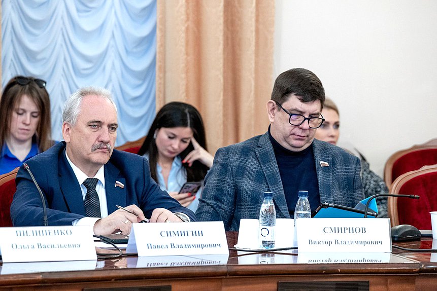 Член Комитета по развитию Дальнего Востока и Арктики Павел Симигин и член Комитета по просвещению Виктор Смирнов