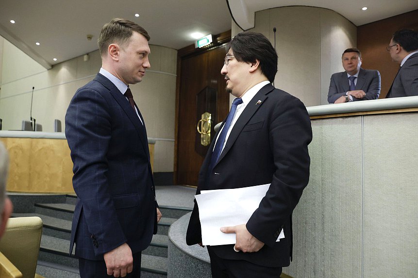 Член Комитета по туризму и развитию туристической инфраструктуры Артем Прокофьев и Первый заместитель Председателя Комитета по охране здоровья Бадма Башанкаев