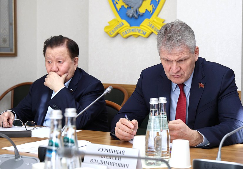 Первый заместитель Председателя Комитета по охране здоровья Федот Тумусов и заместитель Председателя Комитета Алексей Куринный