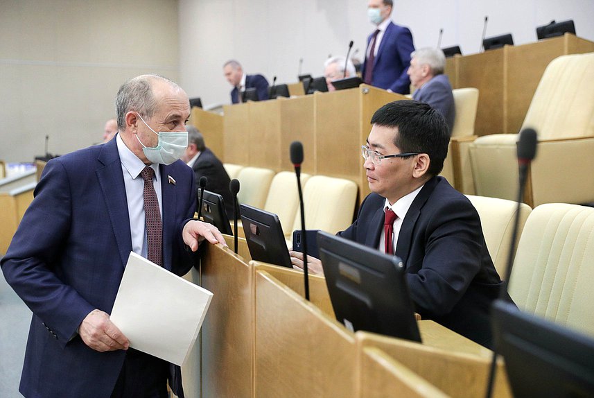 Заместитель Председателя Комитета по охране здоровья Николай Говорин и заместитель Председателя Комитета по природным ресурсам, собственности и земельным отношениям Николай Будуев