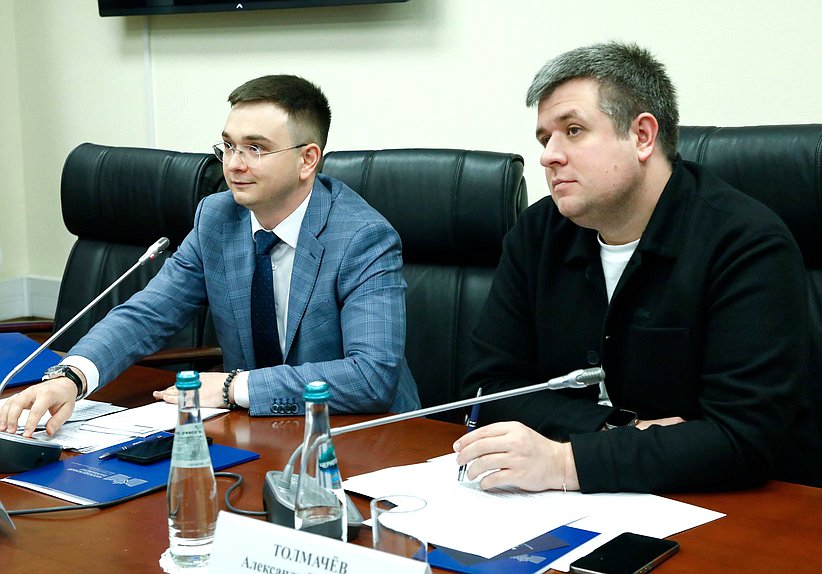 Председатель Молодежного парламента при Государственной Думе Артем Николаев и заместитель Председателя Комитета по молодежной политике Александр Толмачев