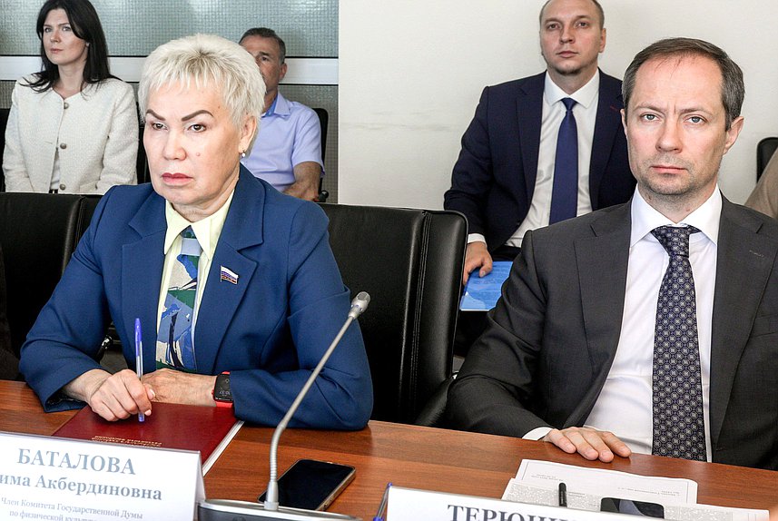 Члены Комитета по физической культуре и спорту Рима Баталова и Роман Терюшков