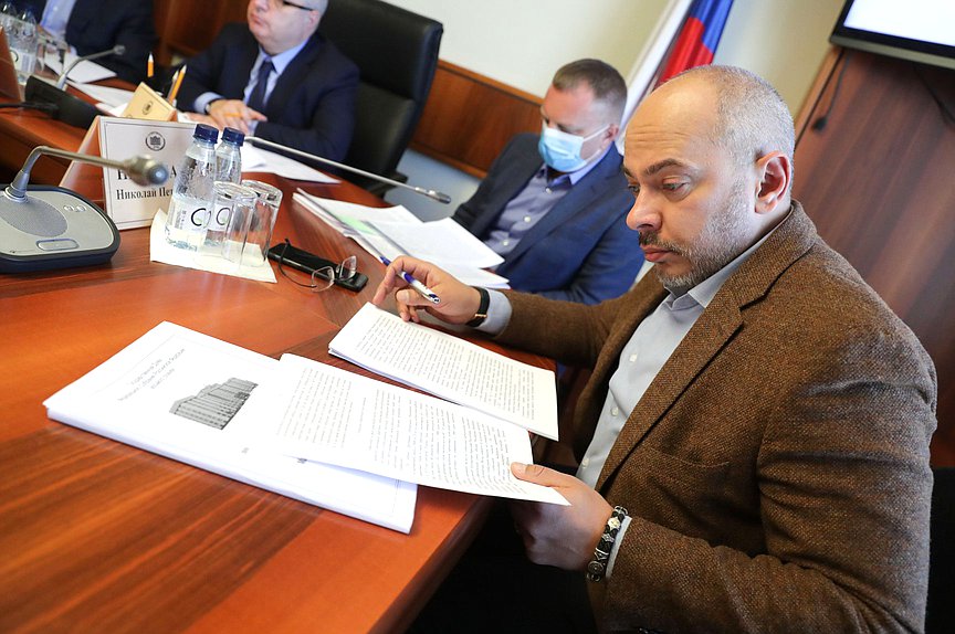 Заместитель Председателя Комитета по вопросам собственности, земельным и имущественным отношениям Николай Николаев
