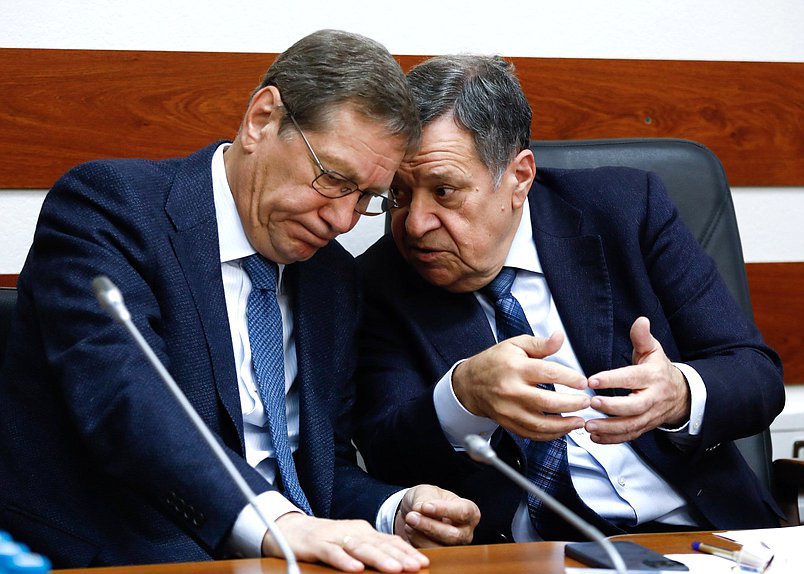 Первый заместитель Председателя Государственной Думы Александр Жуков и Председатель Комитета по бюджету и налогам Андрей Макаров