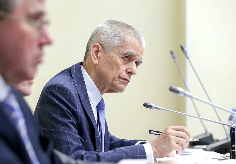Первый заместитель Председателя Комитета по образованию и науке Геннадий Онищенко