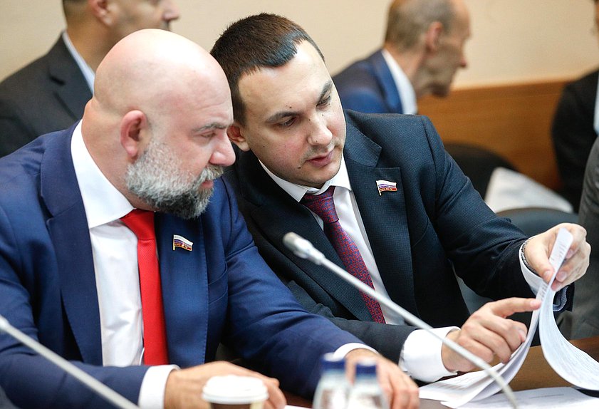 Члены Комитета по экологии, природным ресурсам и охране окружающей среды Максим Иванов и Тимофей Баженов