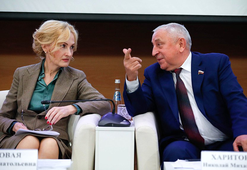 Заместитель Председателя Государственной Думы Ирина Яровая и Председатель Комитета по развитию Дальнего Востока и Арктики Николай Харитонов