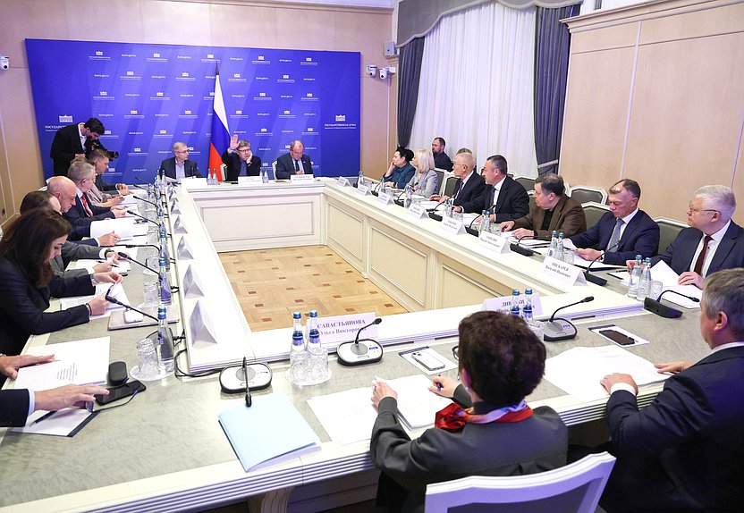 Первое заседание временной депутатской рабочей группы по подготовке первого заседания Государственной Думы IX созыва