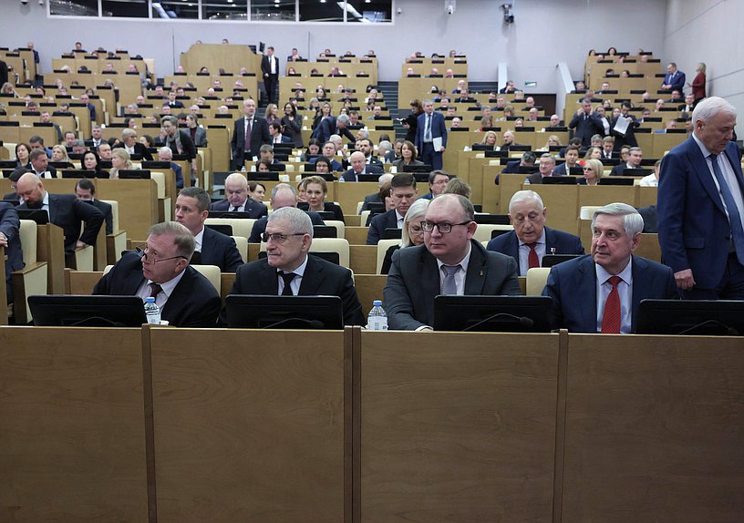 Первый заместитель Председателя Государственной Думы Иван Мельников (справа)