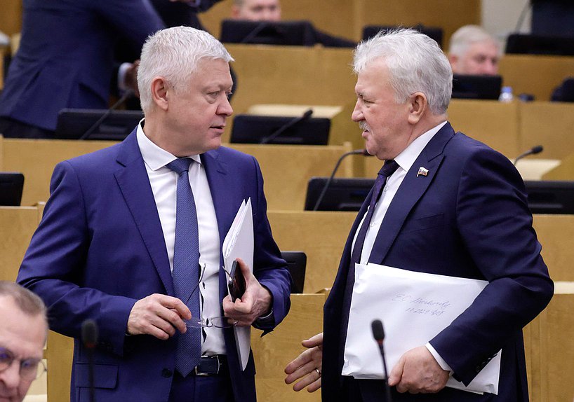 Председатель Комитета по безопасности и противодействию коррупции Василий Пискарев и Председатель Комитета по транспорту и развитию транспортной инфраструктуры Евгений Москвичев