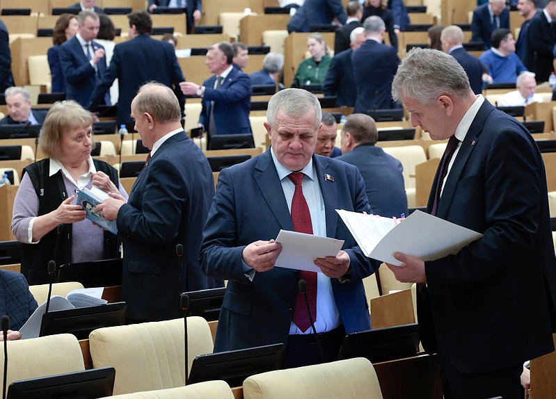 Первый заместитель Председателя Комитета по труду, социальной политике и делам ветеранов Николай Коломейцев и заместитель Председателя Комитета по охране здоровья Алексей Куринный