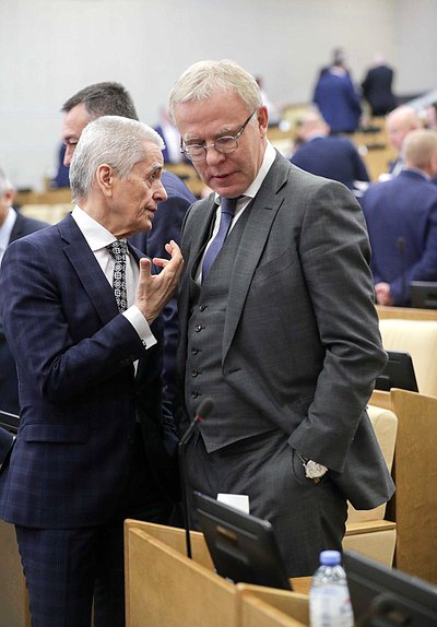 Первый заместитель Председателя Комитета по образованию и науке Геннадий Онищенко и Первый заместитель Председателя Комитета по физической культуре, спорту, туризму и делам молодежи Вячеслав Фетисов