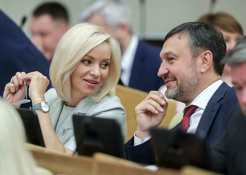 Первый заместитель Председателя Комитета по культуре Ольга Казакова и член Комитета по федеративному устройству и вопросам местного самоуправления Игорь Сухарев