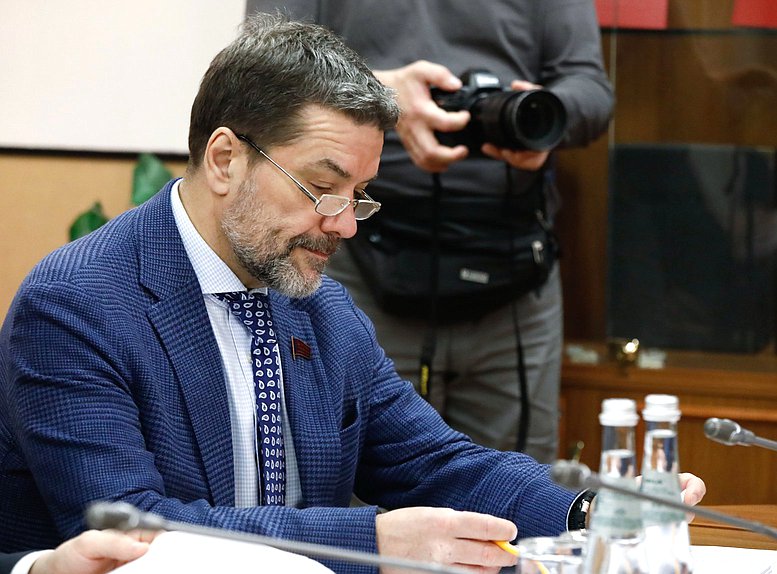 Первый заместитель Председателя Комитета по информационной политике, информационным технологиям и связи Александр Ющенко