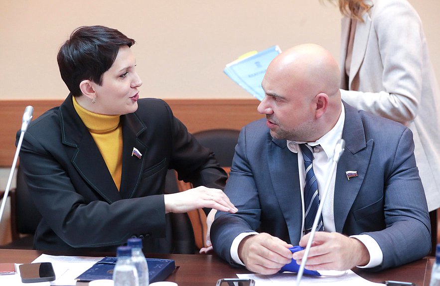 Заместитель Председателя Комитета по экологии, природным ресурсам и охране окружающей среды Жанна Рябцева и член Комитета Тимофей Баженов