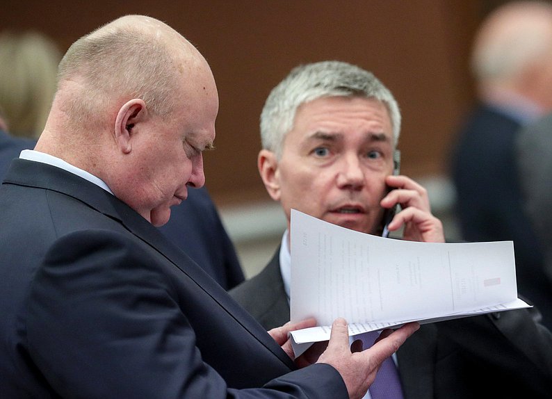 Первый заместитель Председателя Комитета по обороне Андрей Красов и член Комитета по физической культуре и спорту Евгений Ревенко