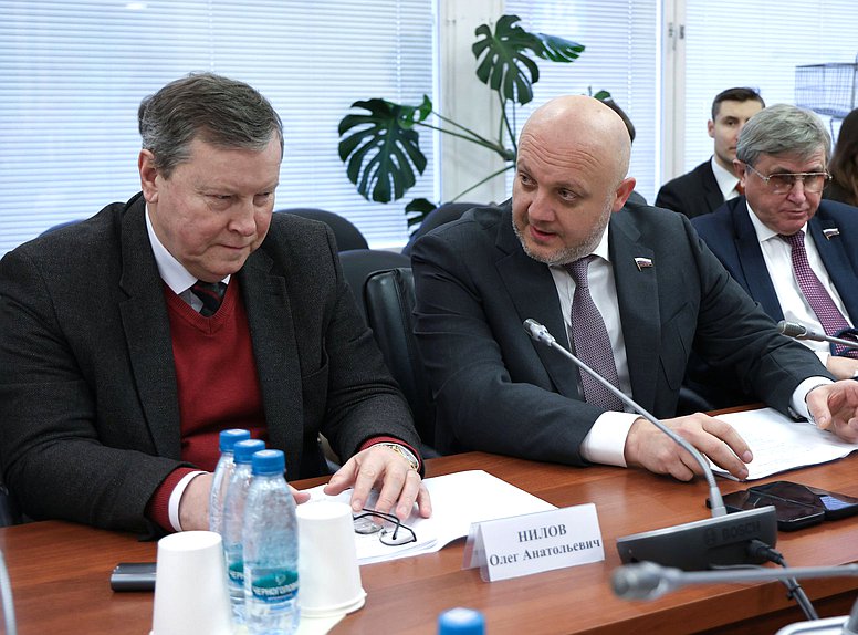 Аудитор Счетной палаты РФ Олег Нилов и член Комитета по энергетике Муслим Татриев