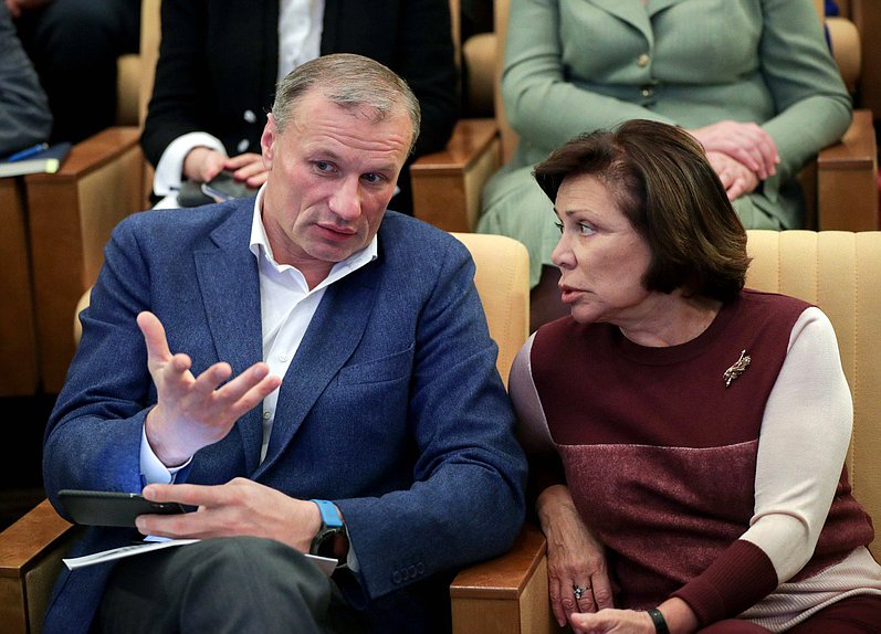 Член Комитета по контролю и Регламенту Дмитрий Сватковский и заместитель Председателя Комитета по международным делам Ирина Роднина