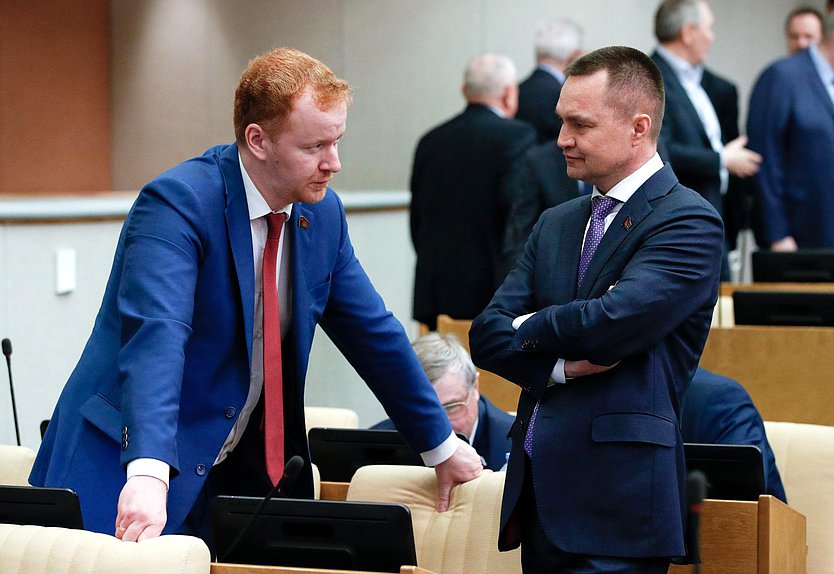 Член Комитета по бюджету и налогам Денис Парфенов и Первый заместитель Председателя Комитета по малому и среднему предпринимательству Сергей Казанков