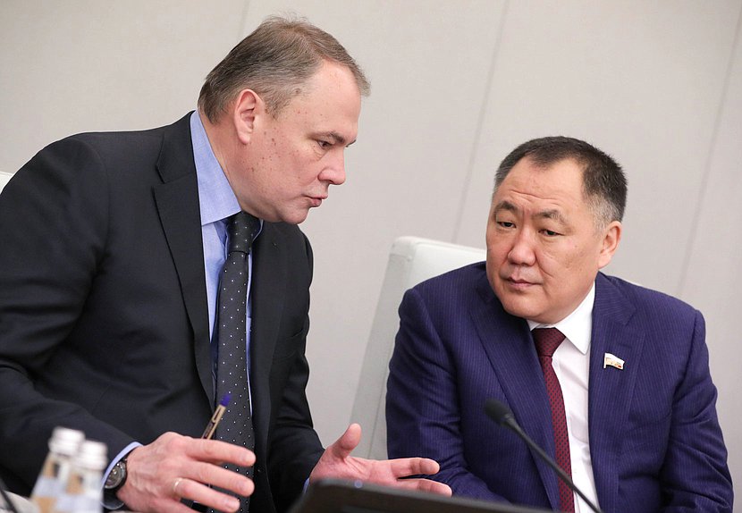 Заместители Председателя Государственной Думы Петр Толстой и Шолбан Кара-оол
