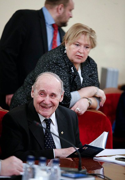 Круглый стол Комитета по вопросам семьи, женщин и детей на тему «Организация воспитательной и просветительской работы по защите и укреплению традиционных духовно-нравственных ценностей»