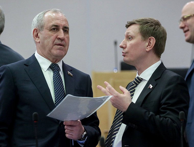 Член Комитета по физической культуре и спорту Сергей Неверов и заместитель Председателя Комитета по энергетике Владимир Плякин
