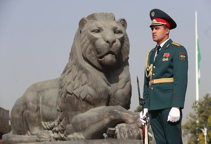 Chairman of the State Duma Viacheslav Volodin and members of the Russian delegation laid a wreath to the monument to Isma'il ibn Ahmad in Dushanbe