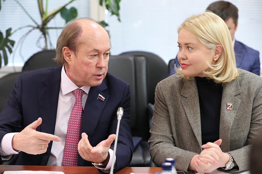 Заместители Председателя Комитета по науке и высшему образованию Владимир Кононов и Екатерина Харченко