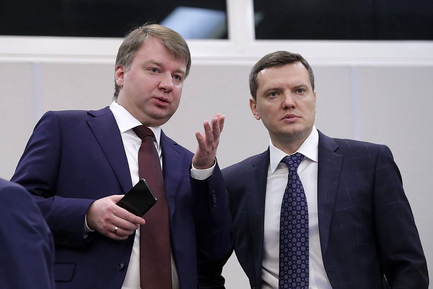 Члены Комитета по государственному строительству и законодательству Даниил Бессарабов и Александр Тетердинко