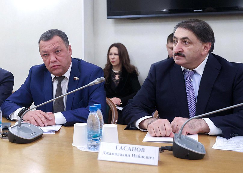 Члены Комитета по безопасности и противодействию коррупции Динар Гильмутдинов и Джамаладин Гасанов