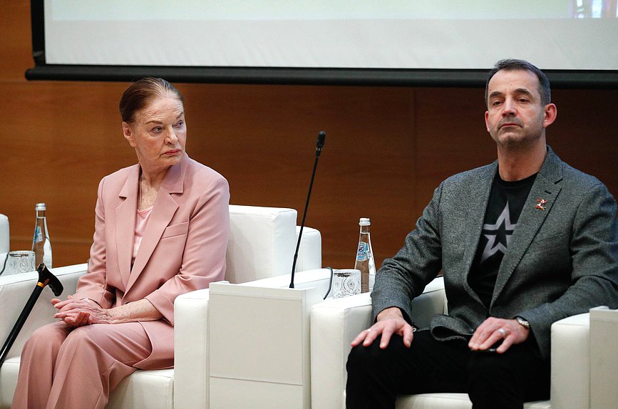 Актриса Людмила Чурсина и Первый заместитель Председателя Комитета по культуре Дмитрий Певцов