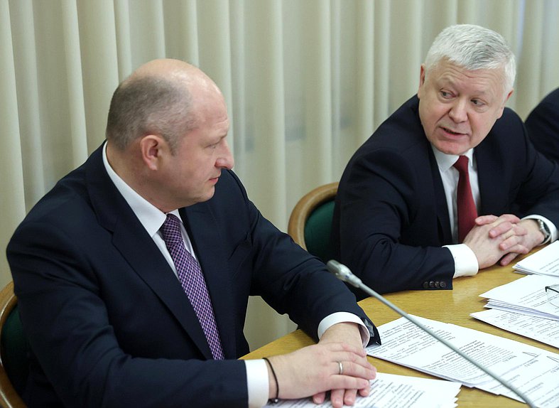 Министр РФ по делам гражданской обороны, чрезвычайным ситуациям и ликвидации последствий стихийных бедствий Александр Куренков и Председатель Комитета по безопасности и противодействию коррупции Василий Пискарев