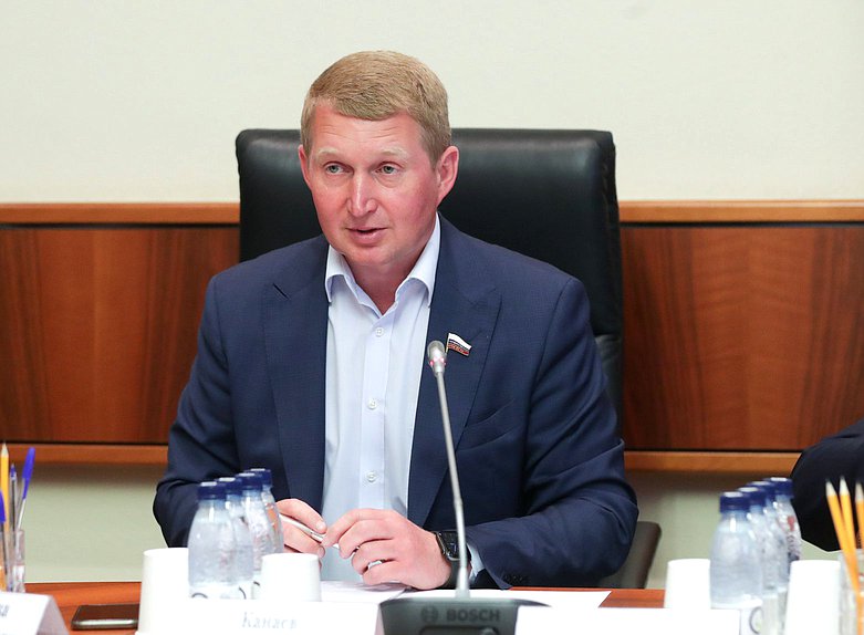Член Комитета по промышленности и торговле Алексей Канаев