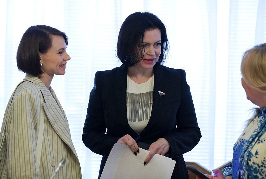 Заместитель Председателя Комитета по аграрным вопросам Юлия Оглоблина и член Комитета по промышленности и торговле Мария Василькова