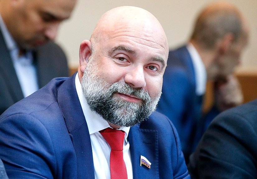 Член Комитета по экологии, природным ресурсам и охране окружающей среды Тимофей Баженов