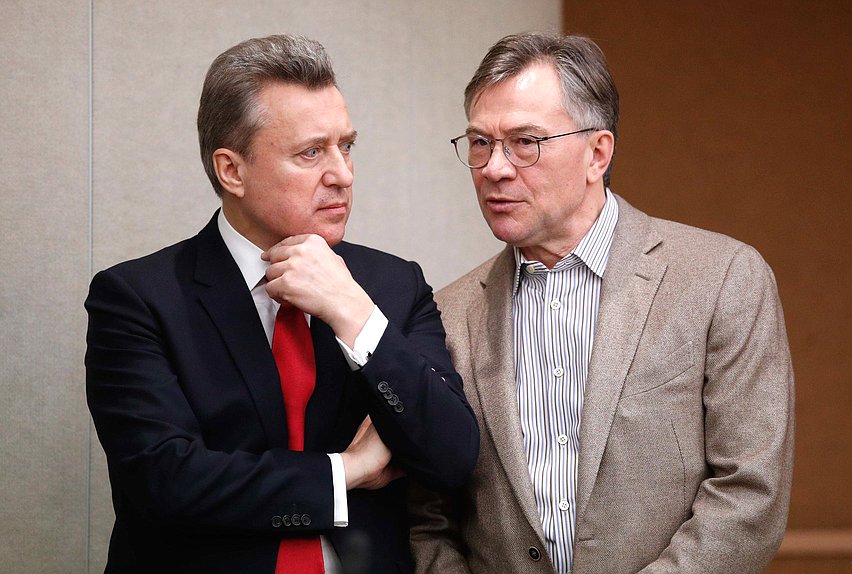 Заместитель Председателя Комитета по безопасности и противодействию коррупции Анатолий Выборный и заместитель Председателя Комитета по промышленности и торговле Александр Терентьев