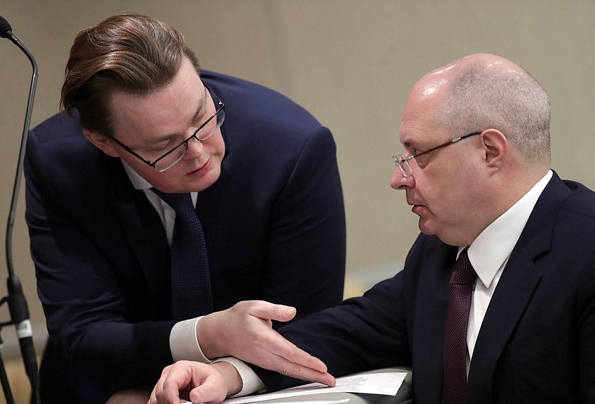 Председатель Комитета по вопросам собственности, земельным и имущественным отношениям Сергей Гаврилов (справа)